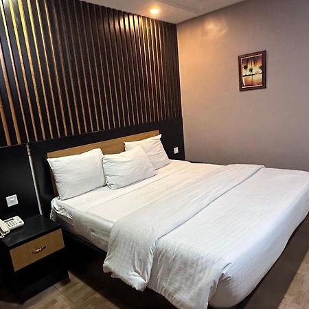 Msquare Hotel Gra Ikeja Bagian luar foto