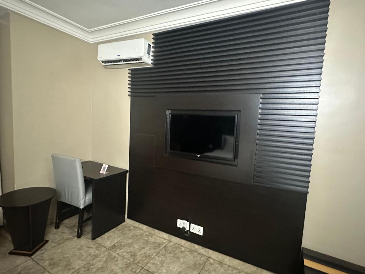 Msquare Hotel Gra Ikeja Bagian luar foto