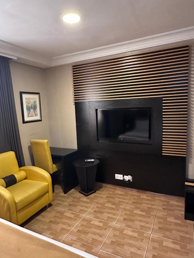 Msquare Hotel Gra Ikeja Bagian luar foto
