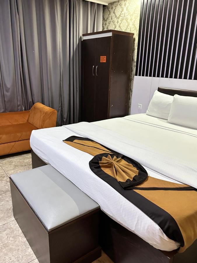 Msquare Hotel Gra Ikeja Bagian luar foto