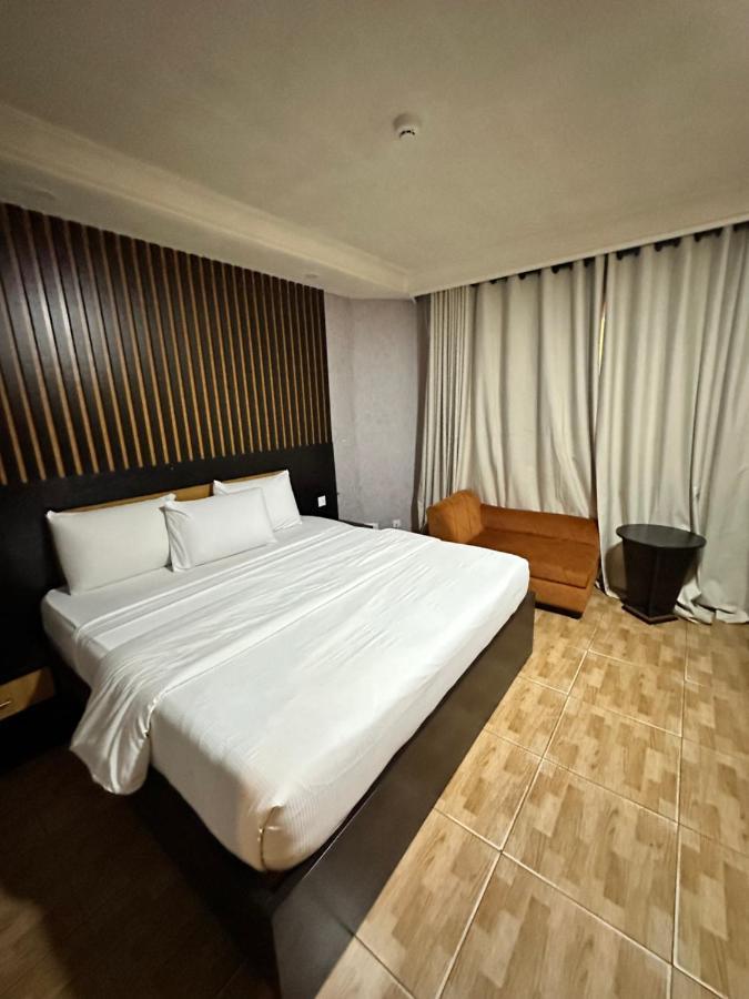 Msquare Hotel Gra Ikeja Bagian luar foto