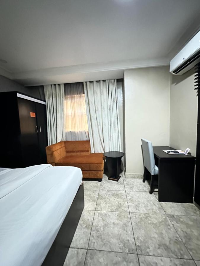Msquare Hotel Gra Ikeja Bagian luar foto