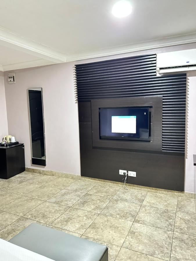 Msquare Hotel Gra Ikeja Bagian luar foto