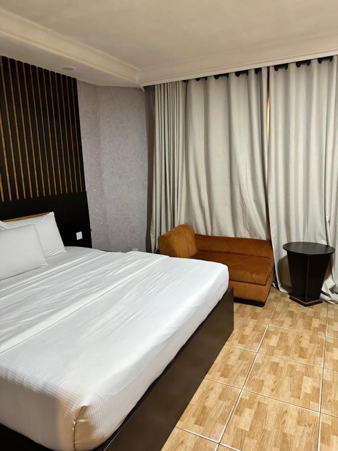Msquare Hotel Gra Ikeja Bagian luar foto