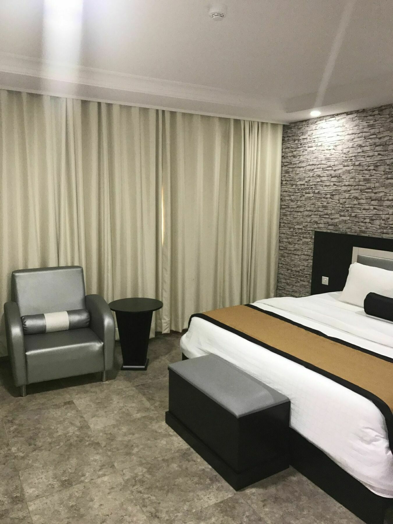 Msquare Hotel Gra Ikeja Bagian luar foto