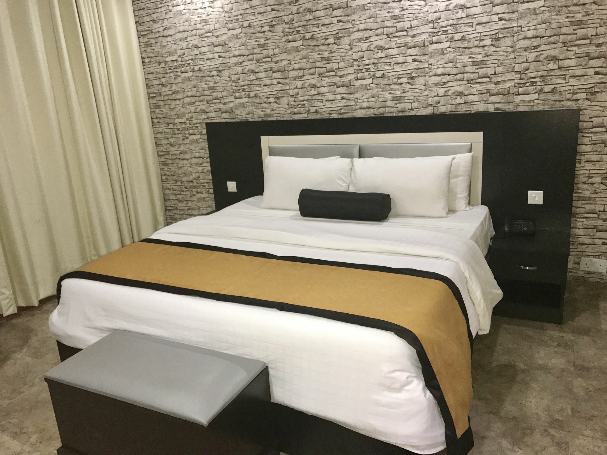 Msquare Hotel Gra Ikeja Bagian luar foto