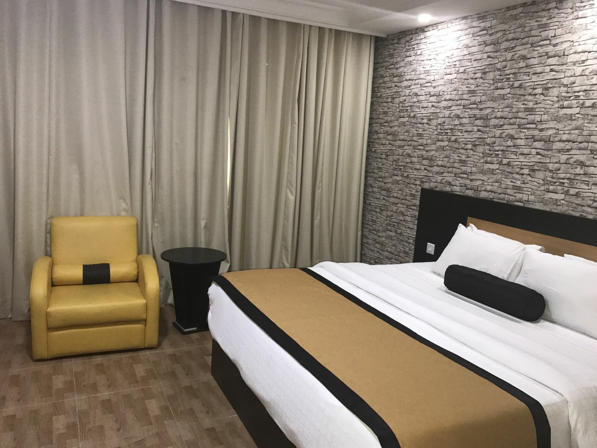 Msquare Hotel Gra Ikeja Bagian luar foto