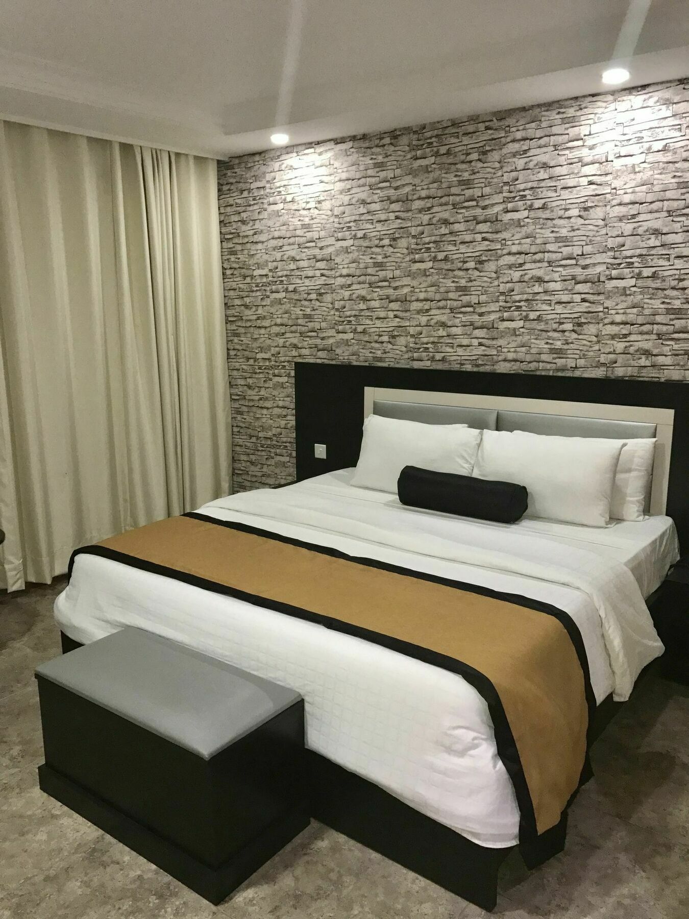 Msquare Hotel Gra Ikeja Bagian luar foto